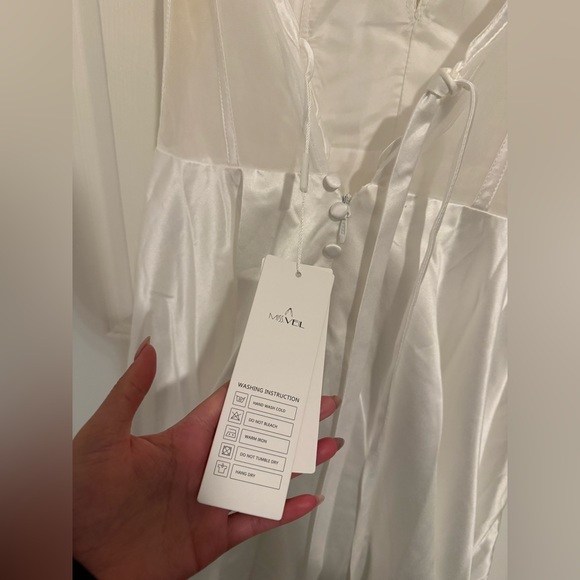 V neck satin wedding dress - Picture 12 of 14